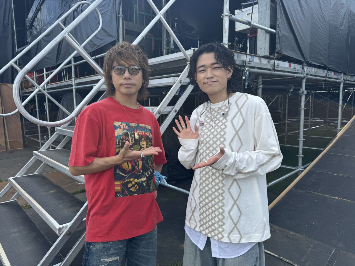 takahashiyu_st's tweet photo. #高橋優 主催
秋田 CARAVAN MUSIC FES 2026

12:15- Tani Yuukiさん @白神ステージ

ご出演いただきありがとうございました‼️
出番直後にステージ裏で記念撮影📸

#ACMF2026 https://t.co/ro1LJDNkti