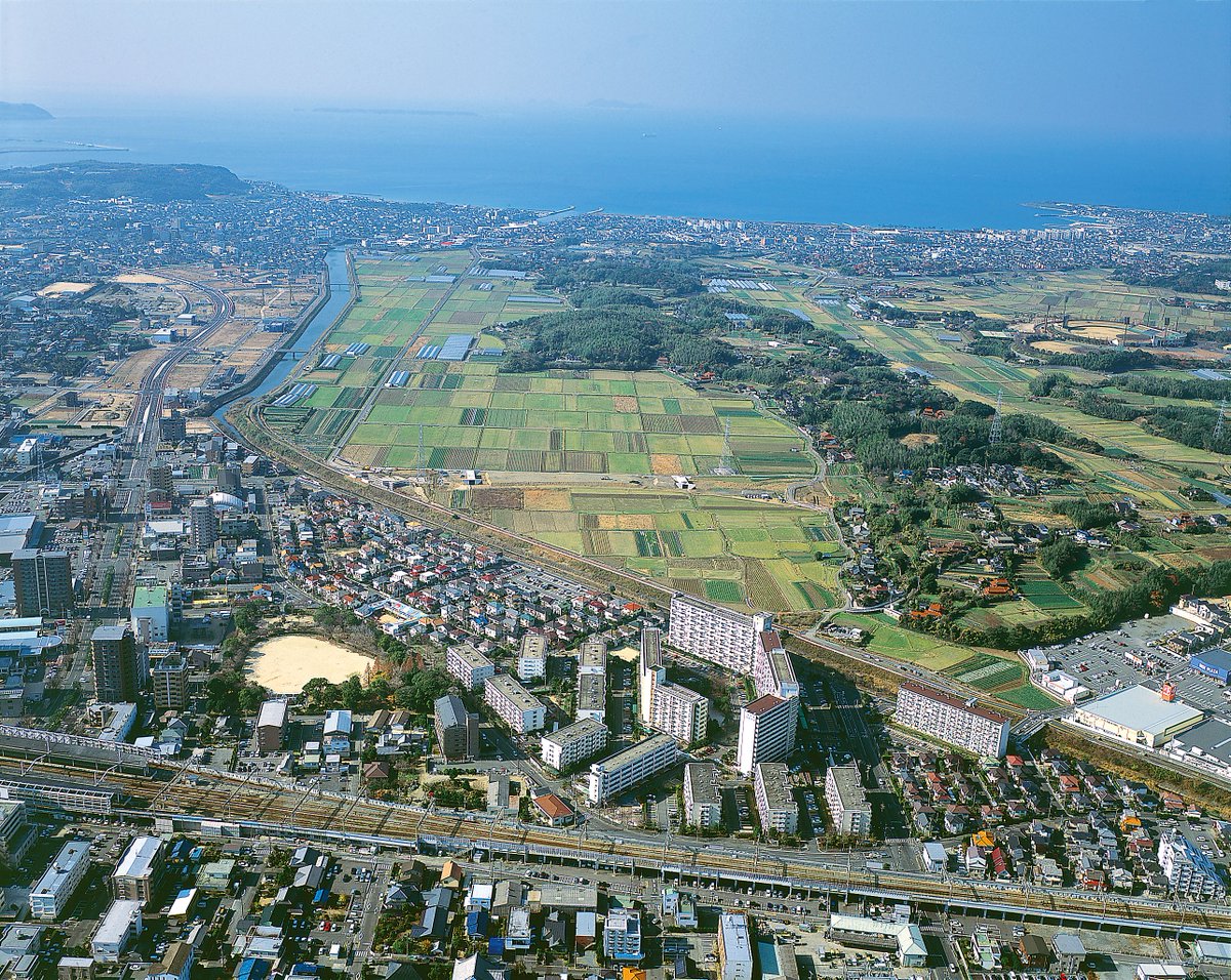 shimokouko's tweet photo. 企画展 綾羅木川流域の地域開発史 ～11/29

川中平野

下関市域南部を流れる綾羅木川により形成された本展の舞台です
響灘に面し三方を丘陵や山に囲まれ、独立した土地景観を有しています

市内でも有数の人口密集地であり、人の営みが積み重ねられてきたことを示す遺跡の密集地でもあります

#博物館 https://t.co/4ToB5N198L