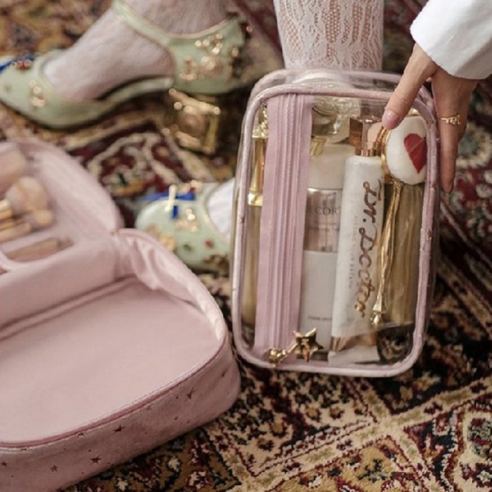 auelia_'s tweet photo. Pouch Make Up 2 in 1 Wanita  
Tas kosmetik besar + tas waterproof kecil untuk kebutuhan travel, bahan beludru and realpict sesuai dengan aslinya, beneran rekomen gurl✨️

 🔗 https://t.co/tDo0nSZCTi https://t.co/4tZI4dRyMk