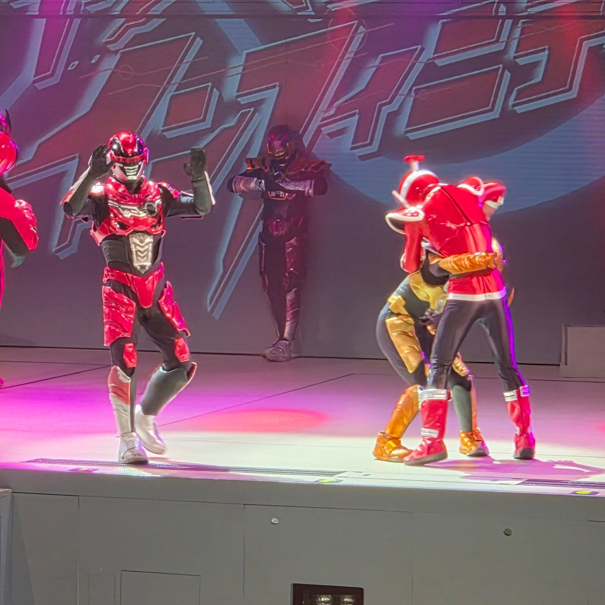 makichoco_tan's tweet photo. ２公演目ドカ泣きしてたんだけどラストのこれで涙全部引っ込んだ https://t.co/kYUKr6d3Jb