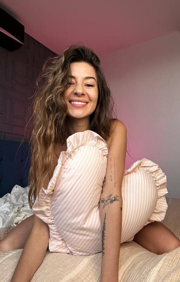 DonutMiuX2's tweet photo. I'm smiling like this with two hearts and nothing under them. https://t.co/jfDUnBgK6V