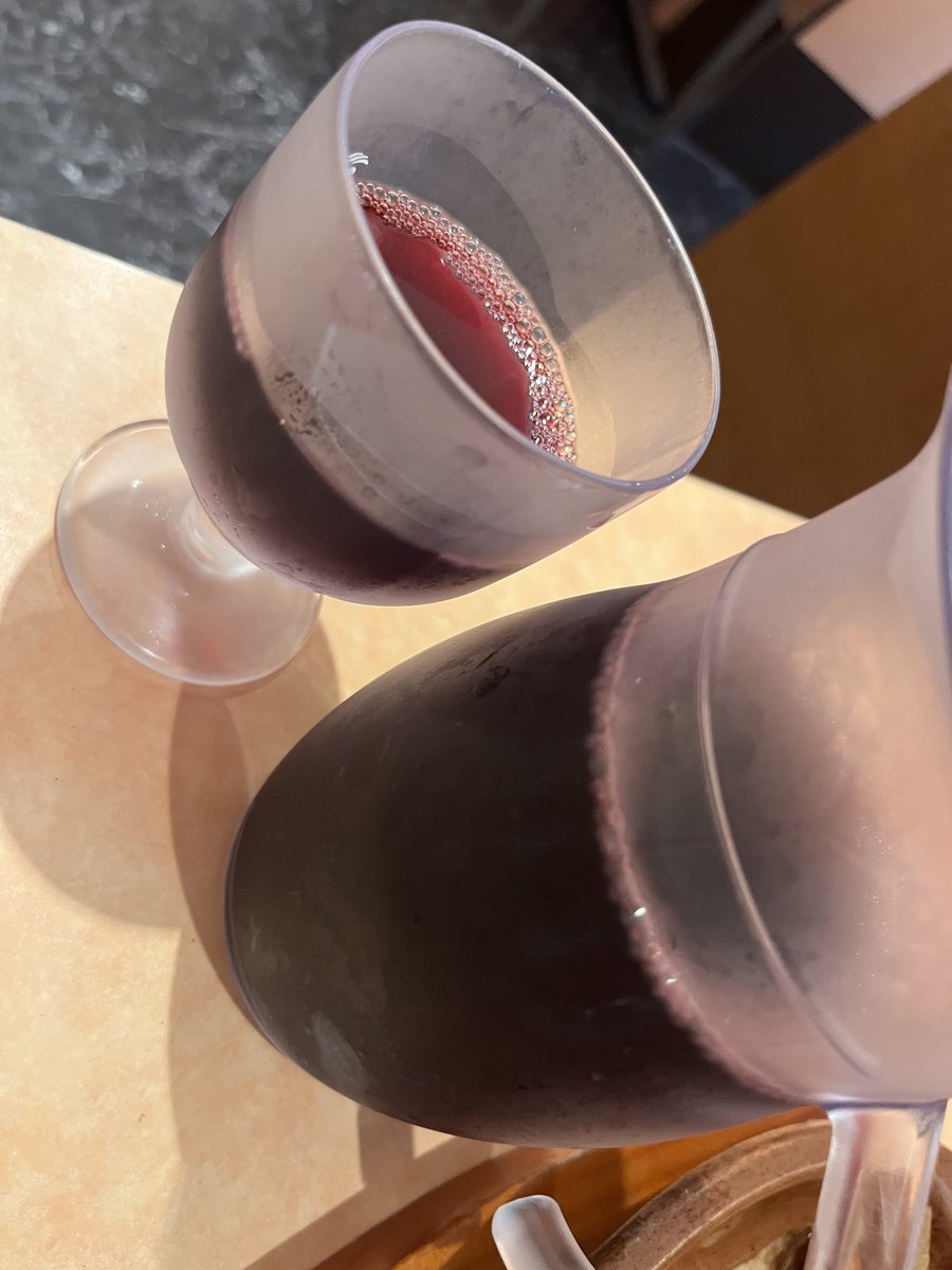 mr_roasso's tweet photo. ビザとチキンとずーすけさん大好き赤ワイン🍷🤣 https://t.co/p7JL1LBieO