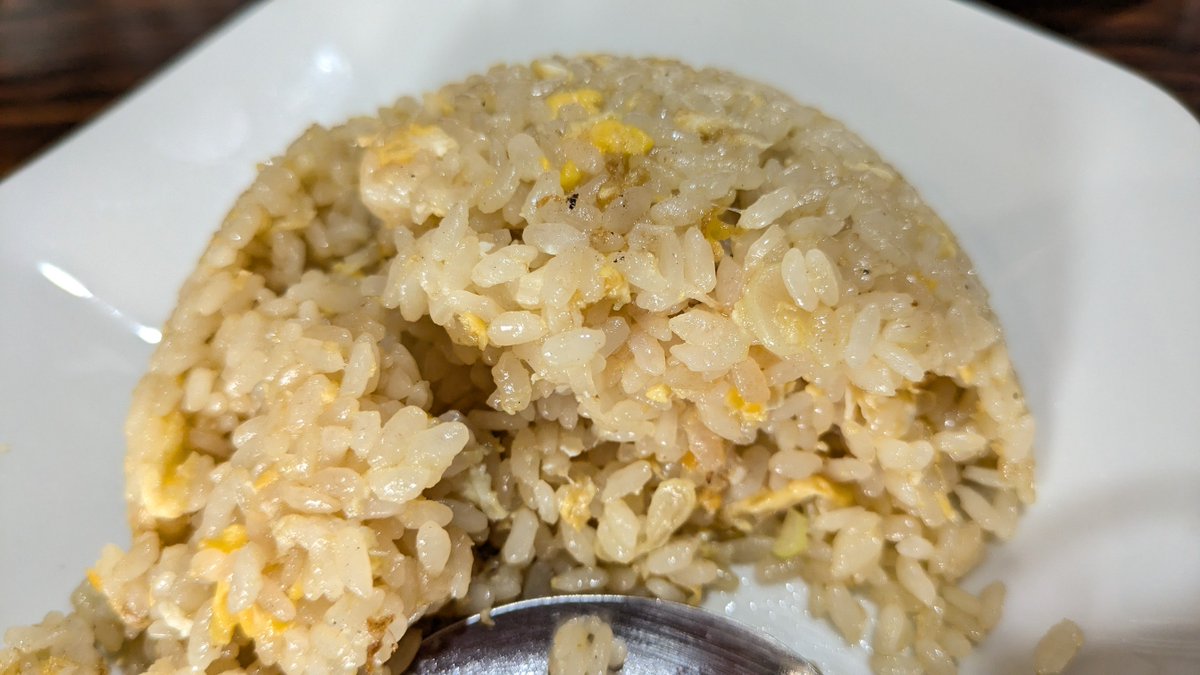 samurai10ren's tweet photo. この前行った店の生姜醤油ラーメンが美味しかったので、噂に聞く”しょうがの海”にも行ってみました。
着席すると生姜茶のサービスが。ほんのり甘く ピリッとしたお味。
180円のシンプル半チャーハンが凄く美味しい！
コロンとした餃子は皮がもっちもち。中は肉！って感じで、これだけでお腹いっぱいに https://t.co/wMhSR1a01h