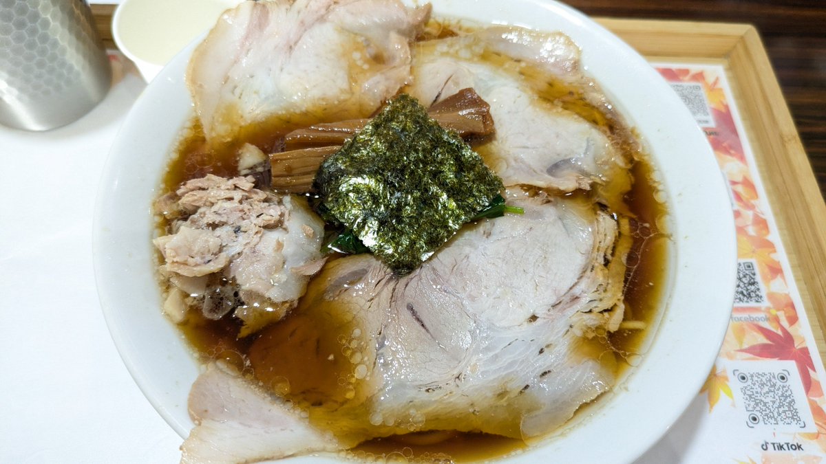 samurai10ren's tweet photo. この前行った店の生姜醤油ラーメンが美味しかったので、噂に聞く”しょうがの海”にも行ってみました。
着席すると生姜茶のサービスが。ほんのり甘く ピリッとしたお味。
180円のシンプル半チャーハンが凄く美味しい！
コロンとした餃子は皮がもっちもち。中は肉！って感じで、これだけでお腹いっぱいに https://t.co/wMhSR1a01h