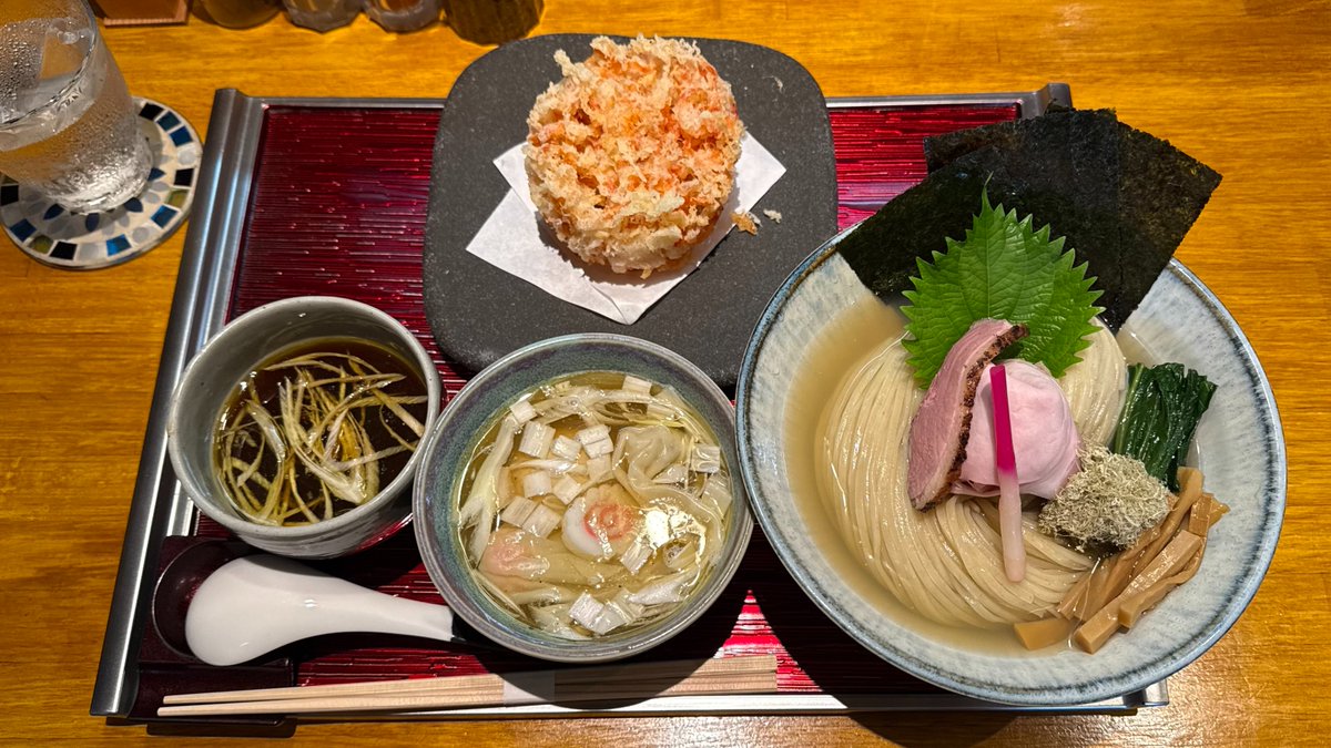 21_p_aimar's tweet photo. 本日でつけ麺終了ということで入鹿TOKYOさんへ

特製昆布水つけ麺（大盛）に柚子かき揚げ
つけ汁は塩（帆立）と醤油（ポルチーニ）

つけ汁なしでも美味しい昆布水つけ麺が食べられなくなるのは寂しい
ホント美味しいのに😭

１０月に再開ということなので楽しみに待ちます

ごちそうさまでした https://t.co/jexIqIXDAH