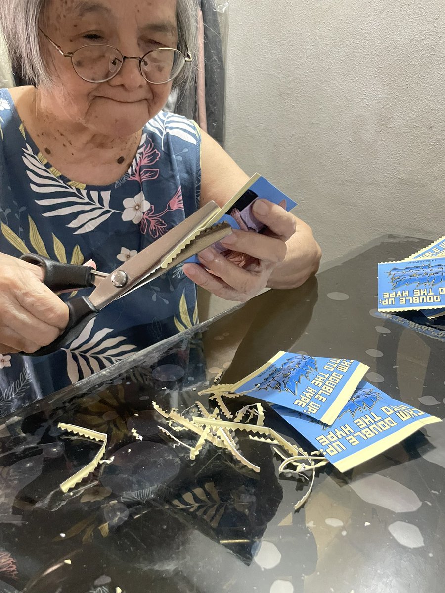 KpopPaMur's tweet photo. My lola helping me for today’s freebies 💕 https://t.co/IVlVX3jujC
