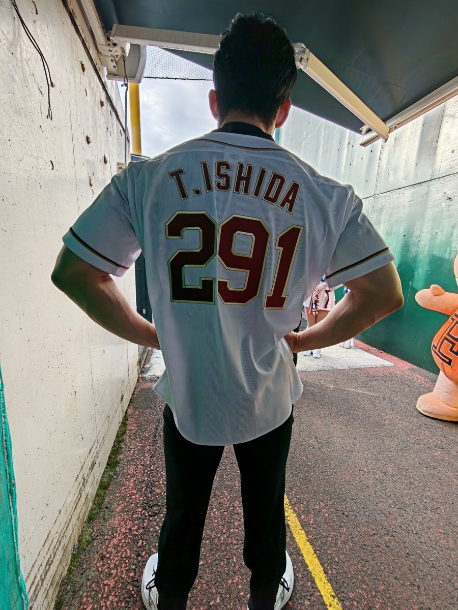 kazuch0924's tweet photo. この背中、選手じゃなくてうちの知事なんだ笑 https://t.co/IB17PhOT0v