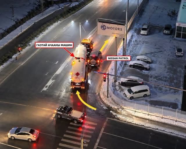 batengineer's tweet photo. Патрол нэгдүгээр эгнээнд биш эгнээний дунд бусдын хөдөлгөөнд саад болох байрлалд бсан ба урагш явахгүй газ тээвэрлэгчийн чиргүүл зам дээр тэгшрэх боломж олгоогүйгээс шүргэлцэж хий алдаж эхэлсэн зураг харагдаж бн.  Causation буюу шалтгаант холб��о гэх ойлголт Монголын эрх зүйд бнуу https://t.co/Soax0Y5Ai7