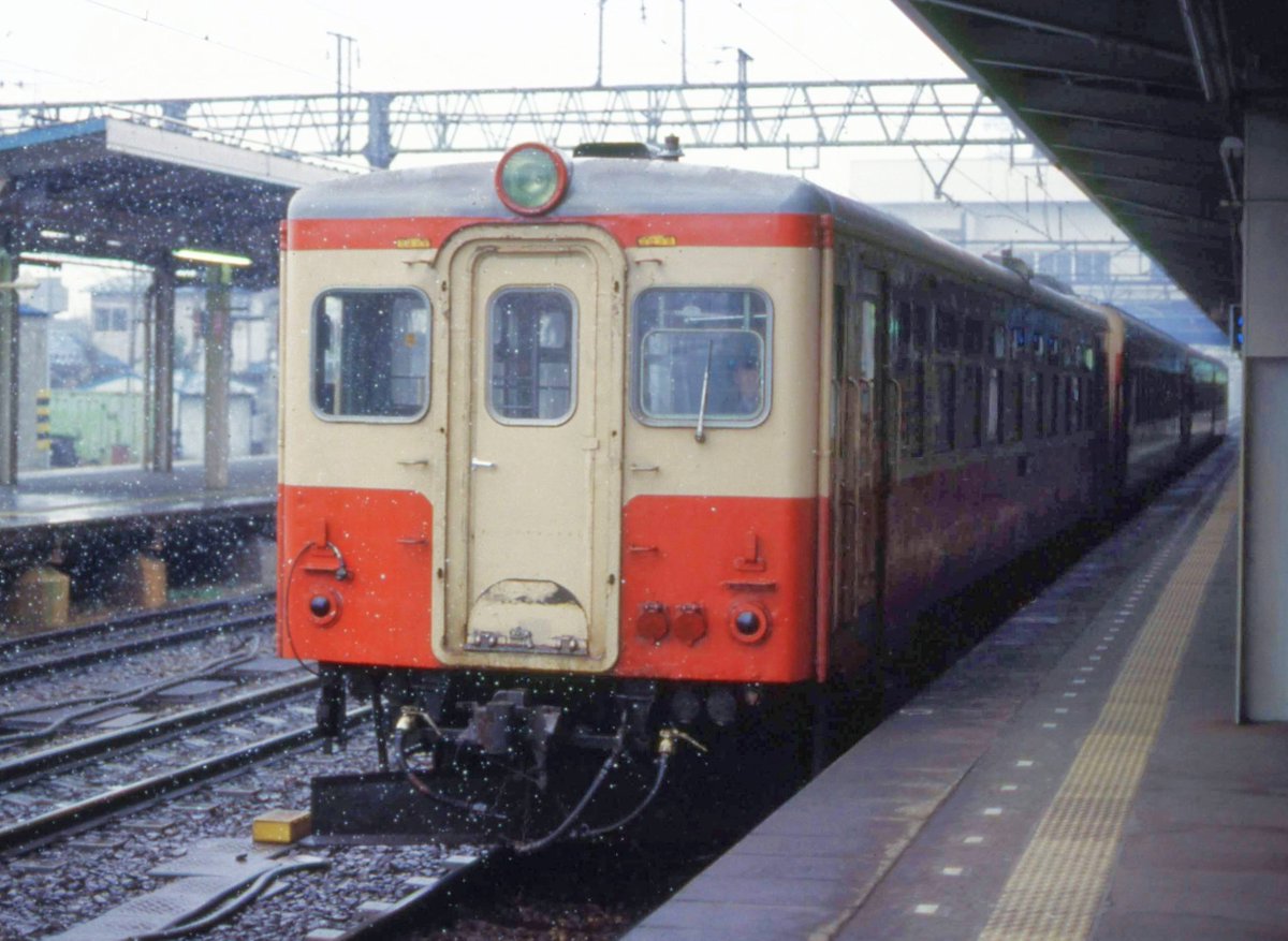IideExpress's tweet photo. キハ17とキハ58…の急行「うおの」(十日町-新潟)です。
長岡から新潟まで、先頭側に魚沼線の運用を終えた2両を増結していました。増結車は急行型が入るとは限らず、このキハ17のほか、キハ35が入ることもありました。増結車も回送扱いではなく、乗車に急行料金が必要な車両でした。
1978.12　長岡 https://t.co/fLtsJ0vY74