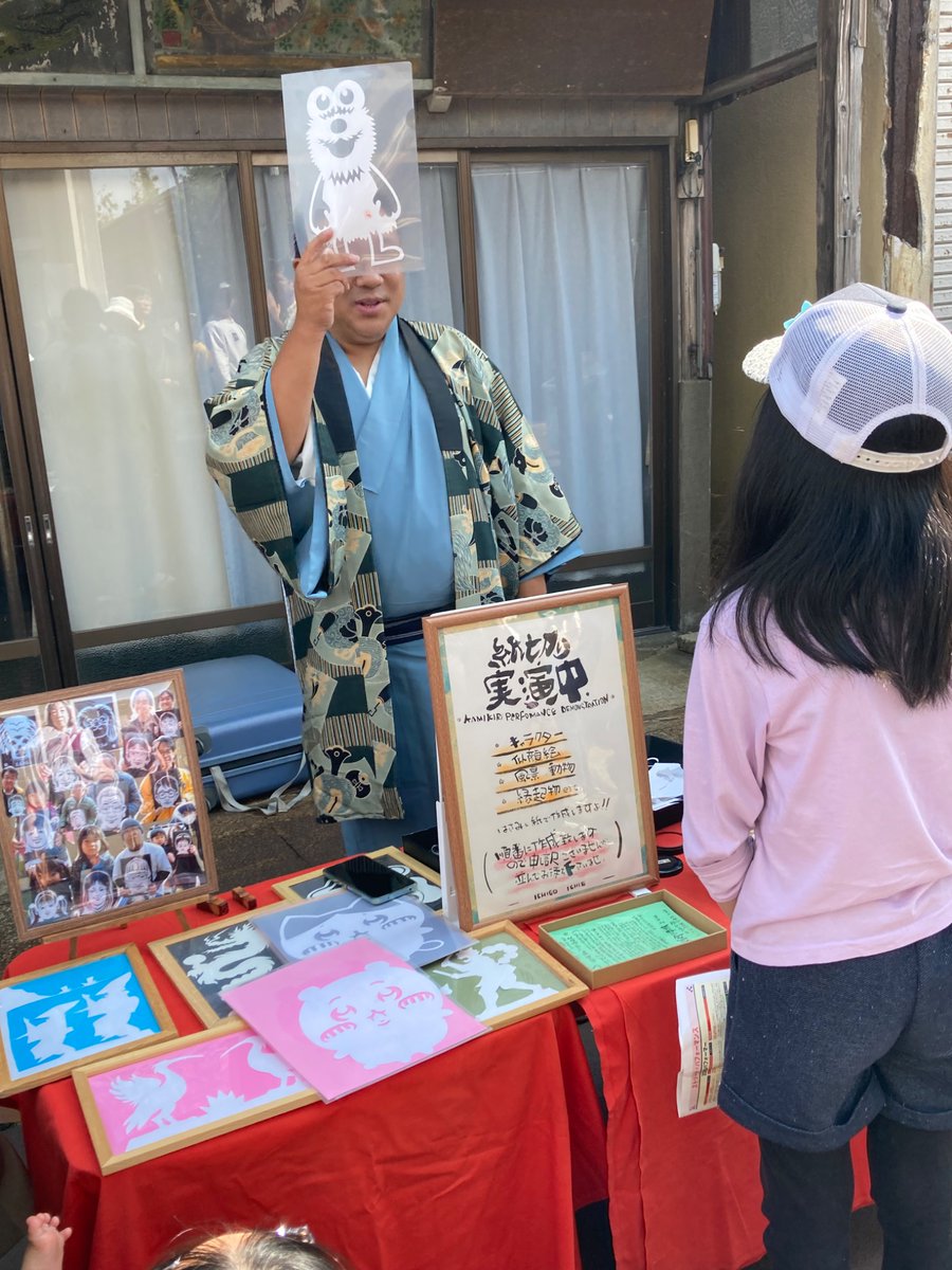 sicizo's tweet photo. #月潟大道芸フェスティバル
紙切り職人が即興でパペットスンスンを切り抜いたところ　スゴイ！ https://t.co/3U9Ogfh5Tm