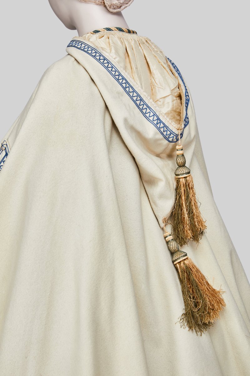 plummie9's tweet photo. American

Charming Cape, c. 1860

White knee length wool cape with dark blue embroidery peaked hood with silk tassels.
Yes, I would wear. Love

Collection Alexandre Vassiliev Foundation
#FashionHistory https://t.co/zoWVIo0y2E