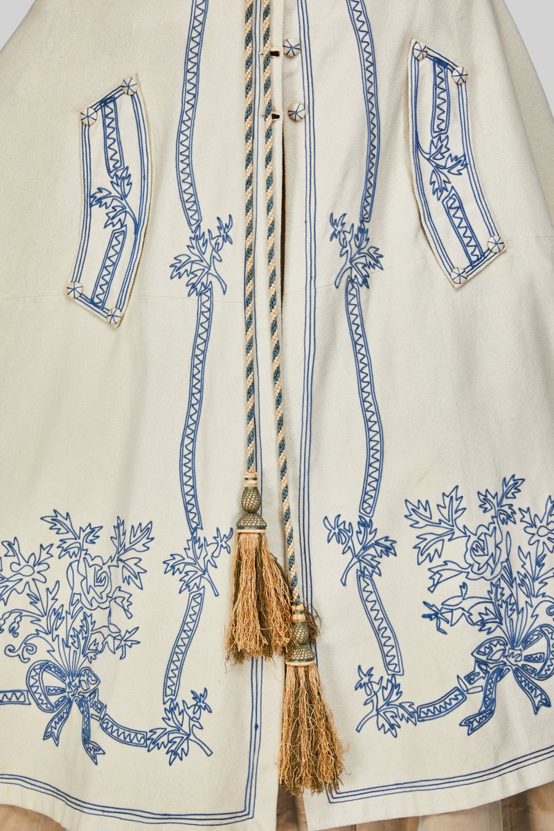 plummie9's tweet photo. American

Charming Cape, c. 1860

White knee length wool cape with dark blue embroidery peaked hood with silk tassels.
Yes, I would wear. Love

Collection Alexandre Vassiliev Foundation
#FashionHistory https://t.co/zoWVIo0y2E