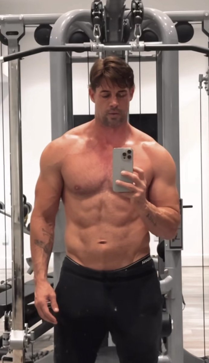 _everythingmen's tweet photo. William Levy aging like a fine wine 

He was responsible for 90% of Latino gays in the 2000s😮‍💨 https://t.co/WNX8Kz9g4B