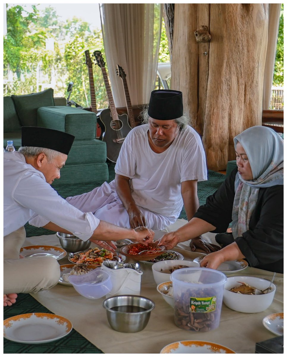 ganjarpranowo's tweet photo. Kalau saya sowan ke Gus Muwafiq, pasti diajak makan Bebek Klathak yang uwenak tenan. Cuma ada di tempatnya Gus Muwafiq, nggak bakal kamu temukan di tempat lain.

Bener-bener definisi silaturahmi membawa rejeki. Hehehe...suwun gus. Sehat selalu. https://t.co/5ZnReLDi0K