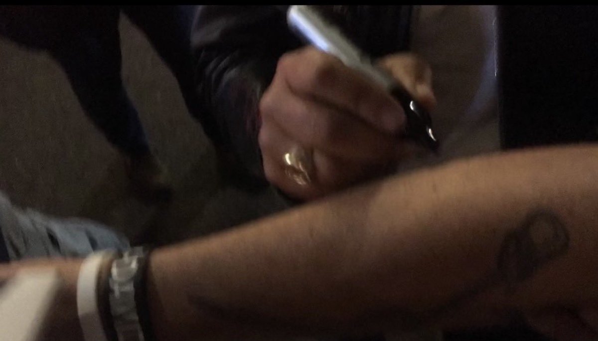 dbbossss's tweet photo. 8 Years Ago.
Bruce signed my arm and my copy of “Born To Run”, outside the Walter Kerr Theatre, in Broadway, NYC, 🇺🇸, on September 27, 2018.
❤️🎸🇺🇸🎷🇮🇹❤️🗽🗽🗽❤️
#FromItalyForBruce
#Springsteen
#BruceSpringsteen
#SpringsteenOnBroadway
#LOHADTour
#27Settembre
#September27 https://t.co/pf3nvnbutE
