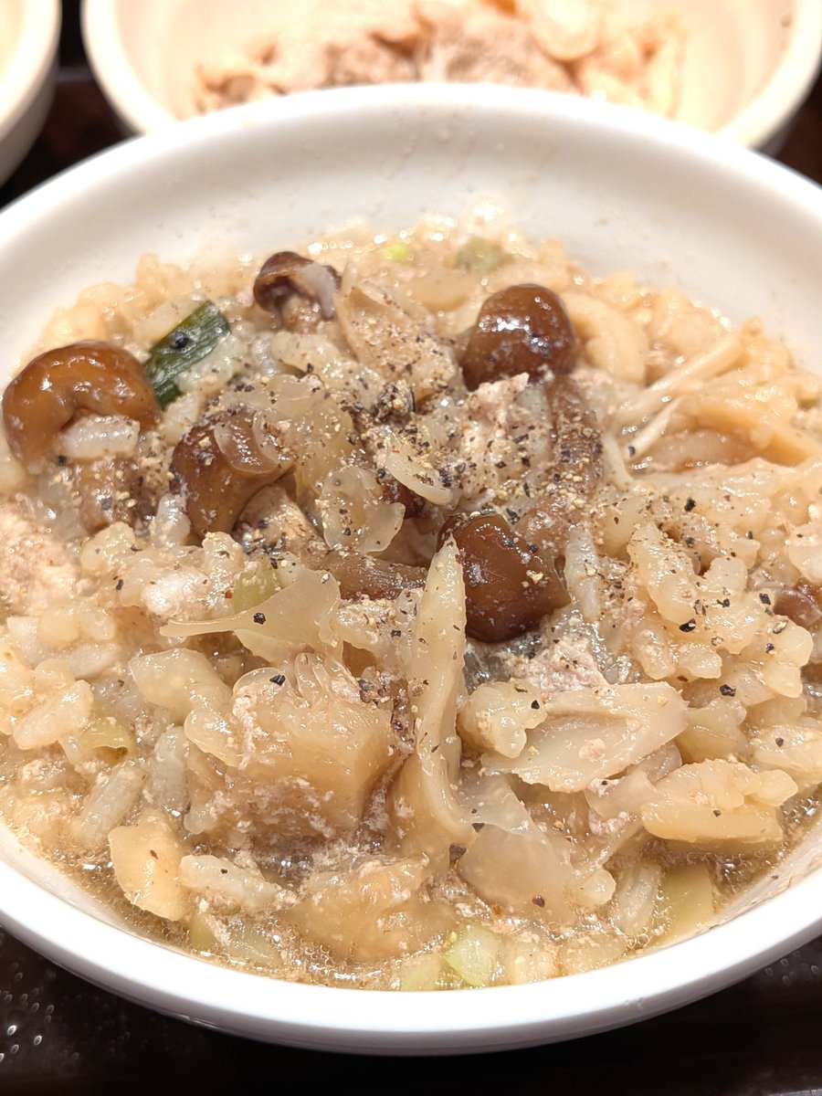 uui_cherry's tweet photo. きのこだしでシャキシャキまいたけめ〜っちゃ食べた！
雑炊も白きくらげもりもり😊😋
切れてないとりももが来た(笑)
#私のしゃぶ葉日記 https://t.co/37C725ymBk