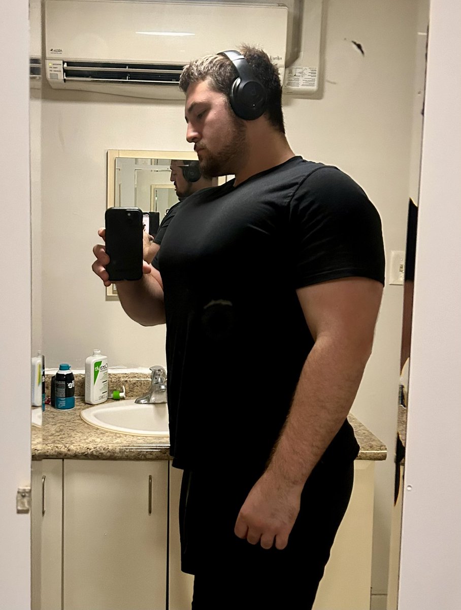 CaelKaleCael's tweet photo. Always wearing those damn headphones | #gym #upperbody #liftingboy #gymselfie #gaygym #powerlifting #beefy #progressphotos https://t.co/Uhg5LZac6L