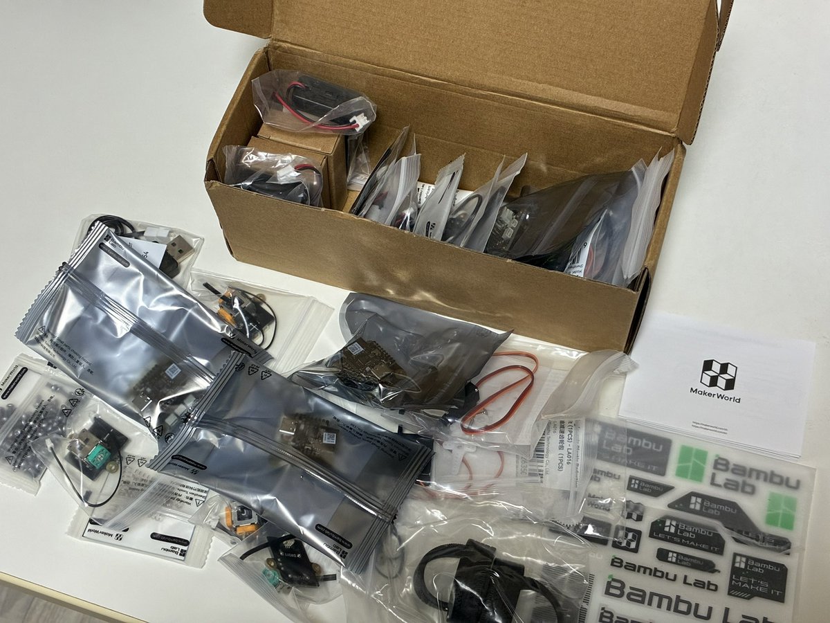 cobac's tweet photo. Bambu Lab社のCyberBrick（無線基板を含む工作キット）を購入。

MakerWorld（https://t.co/yan6LaI794）には、これを利用したモデルも多いので購入した次第。

しかし技適未申請の「ご禁制」の品だ。火入れ前に電波利用申請せねば。 https://t.co/hAm976oZcl