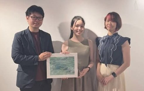 mana89000's tweet photo. 19歳のメディアアーティストのナカダリオさんがヴェネチア国際映画祭に行って日本からでも貴重な体験をさせて頂きました。日本は研究もアートもまだ支援が少ないと聞きますが、推しは推せる時に推せを元にここちめいどが第一スポンサーにならせて頂きました。彼女は鍼灸のことも取材で度々お話ししてくれています。そして松浦先生のクレジットも🫶
直接推せるのは本日まで。なぜなら今日はクラファン最終日。