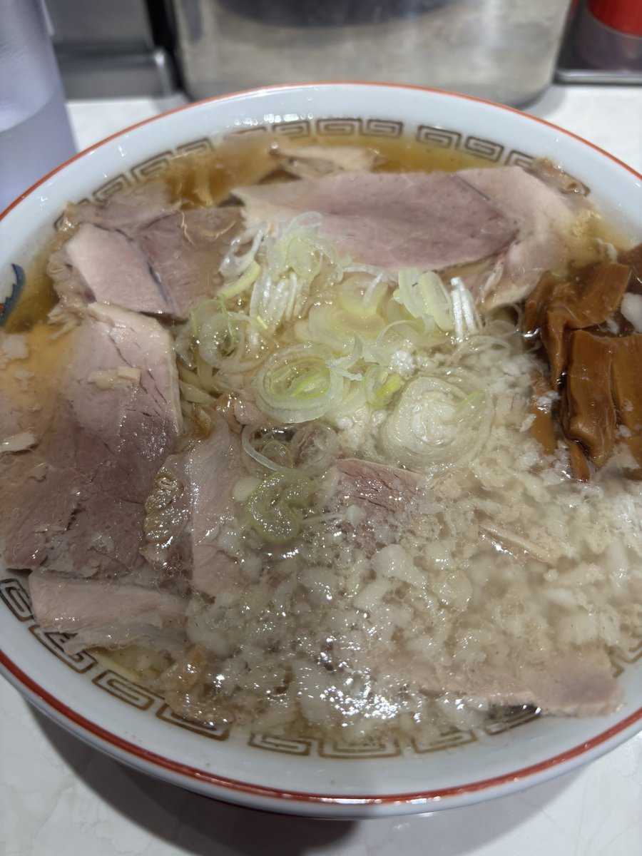 XI_ramen's tweet photo. 2週間くらい前に���川の隣にできた三井
スープはちゃん系に近いややコッテリ中華そば
手揉みの太麺がめっちゃもちもちで美味すぎた(菅野製麺美味すぎ)
ライス50円を卓上調味料で食べるのも良かった
ラーメン激戦区西新宿で1番好きかも、コスパも最強
#三井
#新宿　#西新宿 https://t.co/hpcpDFyswg