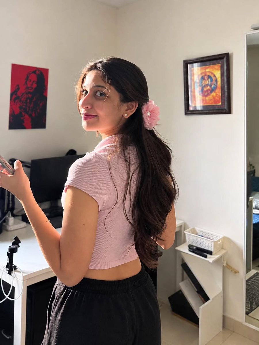 bujji_kannna's tweet photo. Pure elegance with a touch of pink. 💗 https://t.co/TUEwp8OojK