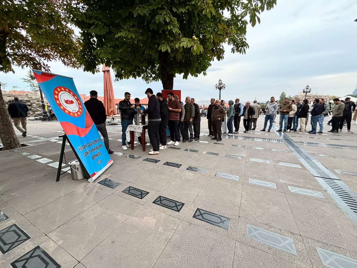 VatanGaziSehitD's tweet photo. Bugün Derneğimiz her hafta olduğu gibi bu haftada Hacı Bayram Veli Caminde sabah namazı çıkışı Şehitlerimizin hayrına çorba ikramında bulundu.

#şehitlerimizerahmetveminnetle🇹🇷 
#iyilikvar

@rterdogan @hasandogan @mahinurozdemir @hulusiakar38 @ztarikdaroglu @kubrayigitbasi https://t.co/R7xpsDVcQD