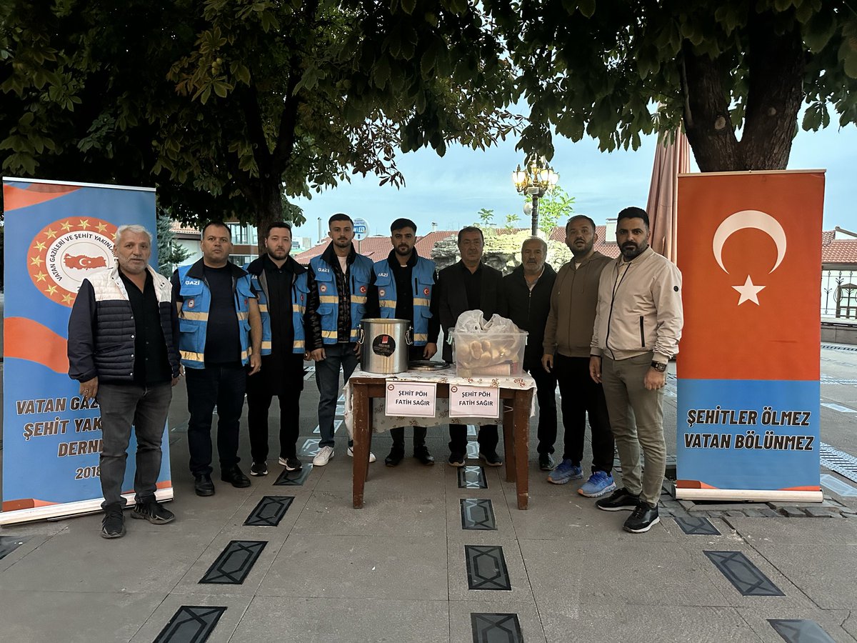 VatanGaziSehitD's tweet photo. Bugün Derneğimiz her hafta olduğu gibi bu haftada Hacı Bayram Veli Caminde sabah namazı çıkışı Şehitlerimizin hayrına çorba ikramında bulundu.

#şehitlerimizerahmetveminnetle🇹🇷 
#iyilikvar

@rterdogan @hasandogan @mahinurozdemir @hulusiakar38 @ztarikdaroglu @kubrayigitbasi https://t.co/R7xpsDVcQD