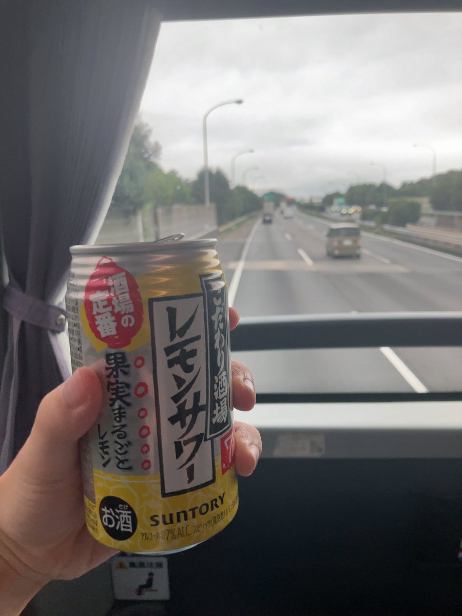 turkey_lions's tweet photo. 高速道路上のこの画角で昼飲みしながら移動できるのが最高 https://t.co/JR25SfHHnD