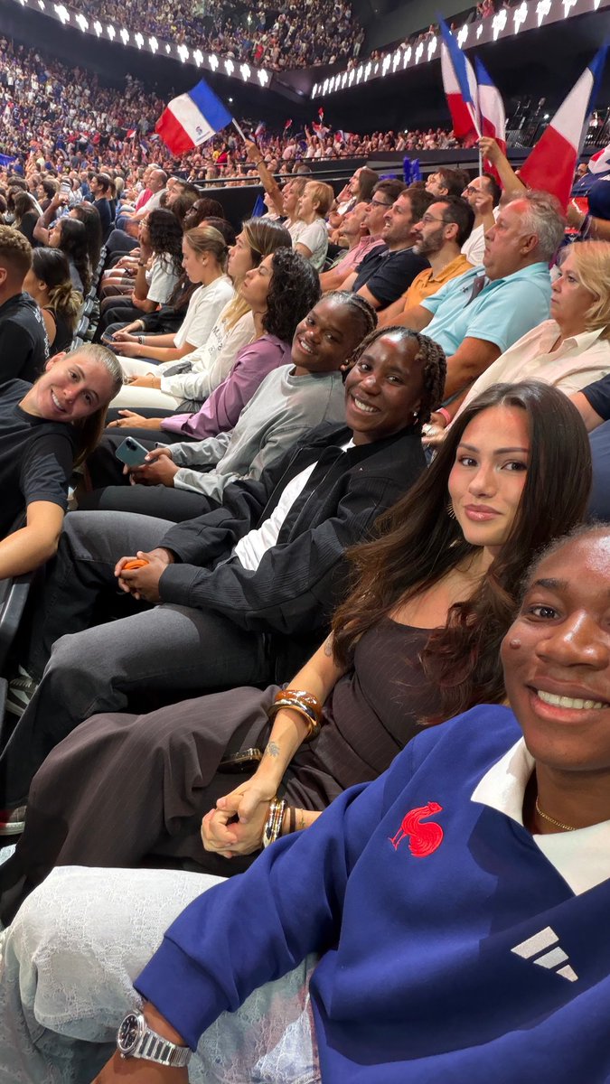 SandProdzHT's tweet photo. #TeamOL  ❤️💙 

🤳 https://t.co/ZWjtAKFH3V