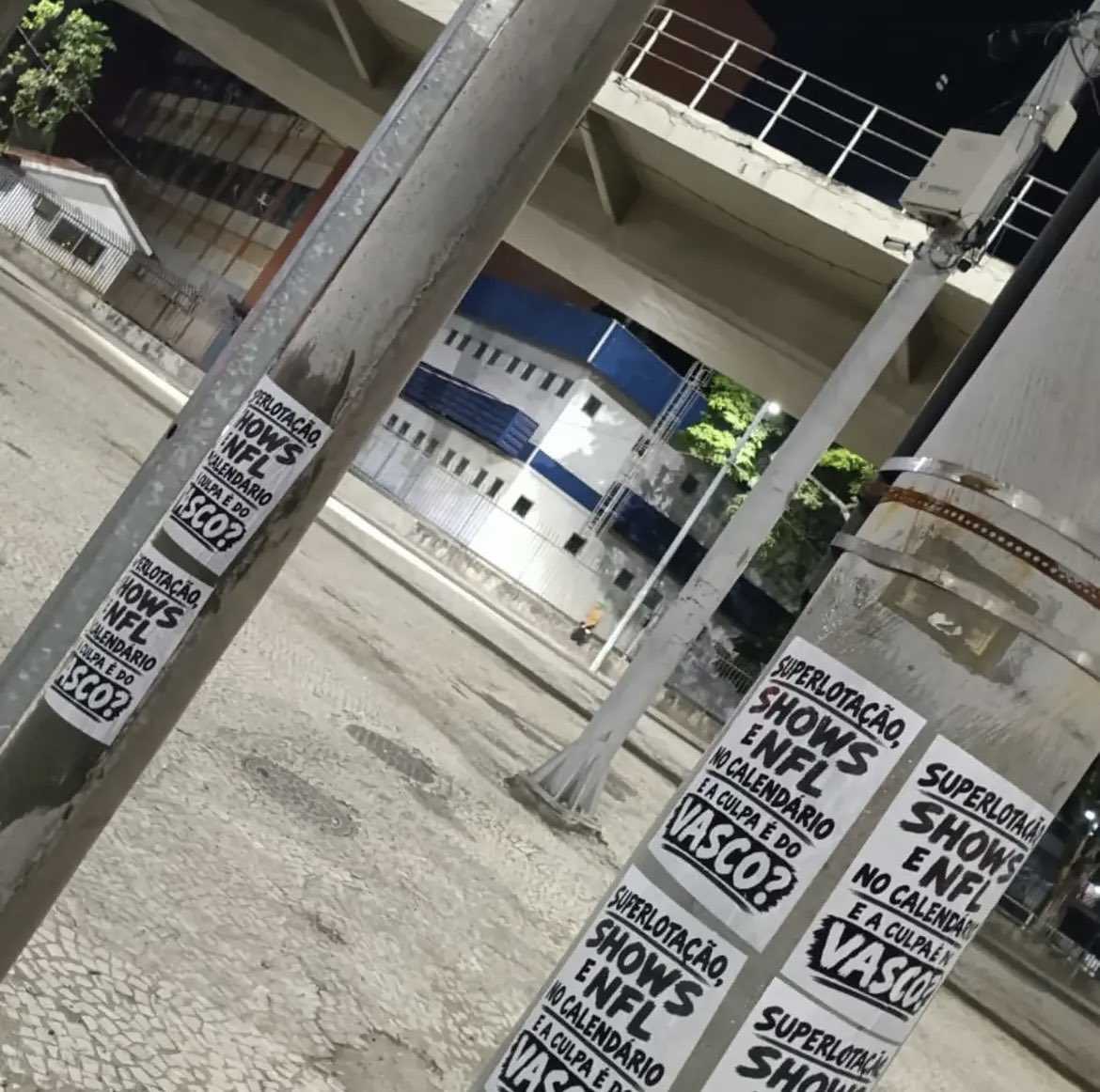 midiavascaina's tweet photo. 💢| Protesto dos amigos do @vasconomaraca nesta madrugada no entorno do Maracanã, que terá jogo de FUTEBOL AMERICANO neste domingo.

👏👏👏 https://t.co/SLBF5yDl0F