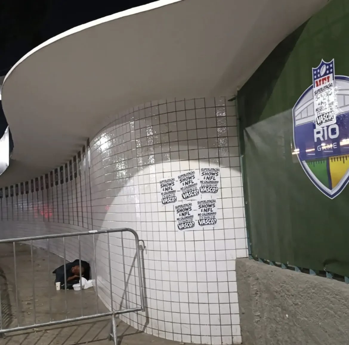midiavascaina's tweet photo. 💢| Protesto dos amigos do @vasconomaraca nesta madrugada no entorno do Maracanã, que terá jogo de FUTEBOL AMERICANO neste domingo.

👏👏👏 https://t.co/SLBF5yDl0F