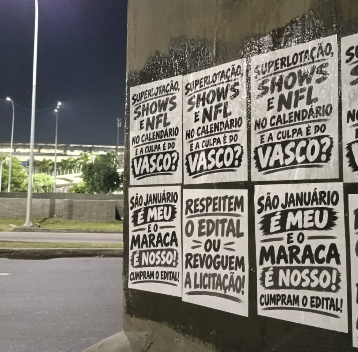 midiavascaina's tweet photo. 💢| Protesto dos amigos do @vasconomaraca nesta madrugada no entorno do Maracanã, que terá jogo de FUTEBOL AMERICANO neste domingo.

👏👏👏 https://t.co/SLBF5yDl0F