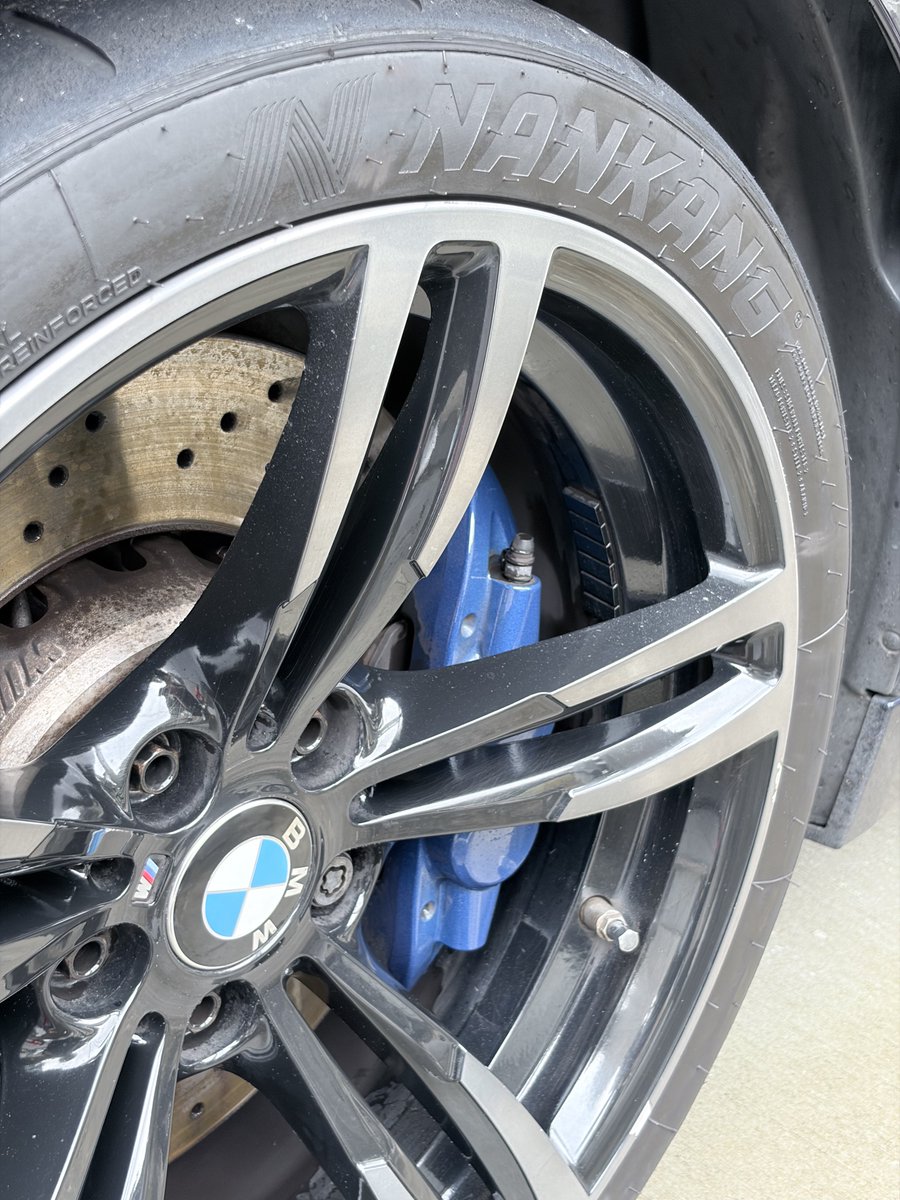 F82RLY's tweet photo. たかだか2週間1500kmでこの汚れ方😰
早いとこ街乗り用のタイヤと低ダストのブレーキパッド用意しなきゃやってられん
タイヤVentusでパッドDixcelでええかな 
後者は専用サイズあるのかまだ知らないけど https://t.co/6o8IMIliQG