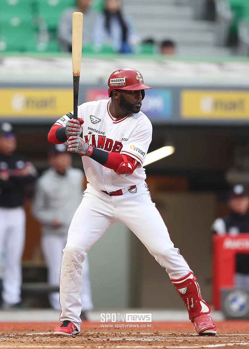 xcipherv's tweet photo. "From the Queen of Tears to Seolleongtang"… Heredia Davidson Talks About 'Korean Baseball and K-Culture'

Veteran KBO players Guillermo Heredia and Matt Davidson shared their experiences of living in Korea and their appreciation for Korean baseball and culture. Heredia revealed that he is a big fan of Queen of Tears, saying he enjoyed the drama the most and cried while watching it, particularly praising the emotional acting of Kim Soo hyun and Kim Ji won.

https://t.co/B1qsAaUtQD

#KimSooHyun #KimJiWon #queenoftears #kdrama