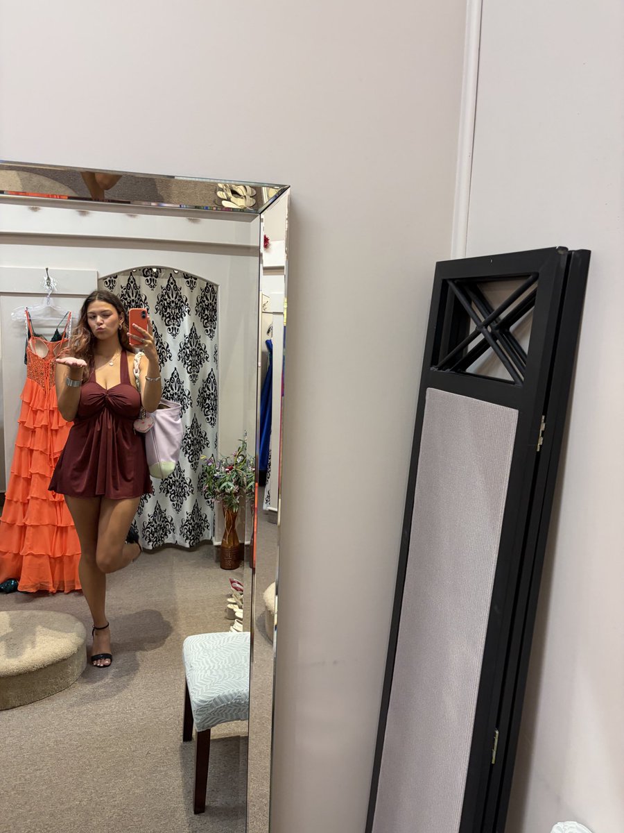 sinfulgoddessll's tweet photo. Dress shopping 🛍️ https://t.co/tsAHJRtRgj