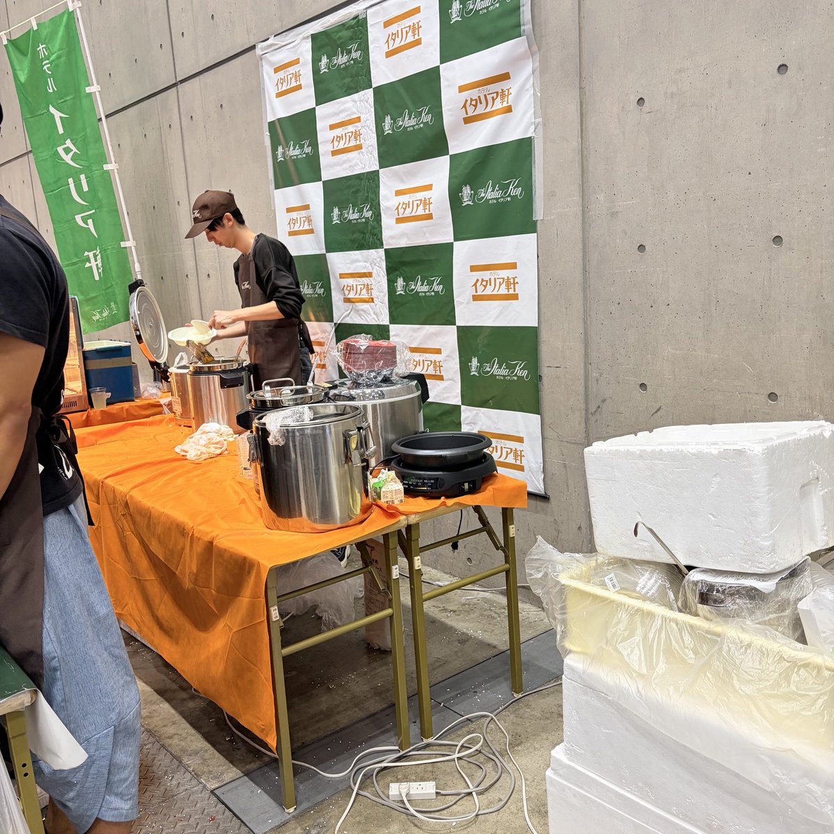 hg_anko's tweet photo. 会場内にｗ寸胴と炊飯器持ち込んでｗｗｗカレー販売してるｗｗｗｗｗｗｗ「いや〜搬入大変なんっすよ〜」ってｗｗｗｗｗｗどうしてこうなったｗｗｗｗｗｗｗｗ米美味しーーー🤣🤣🤣 https://t.co/UHxOKJoWAE