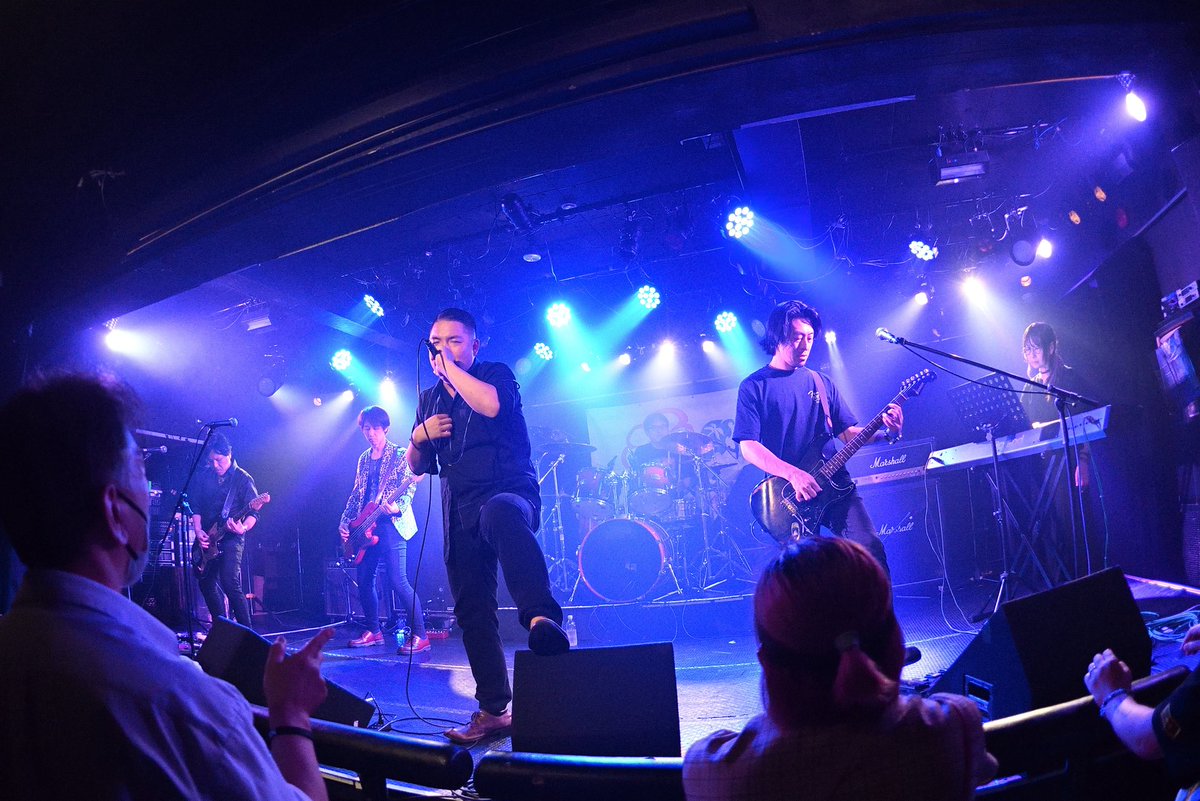 onemasumi's tweet photo. 昨日は@PsycheNeur0n さんの冠イベント「ROMANTISIT Night Vol.4秋の夜長に SO YOUNG」にNEVER SOLD OUT(LUNA SEAコピー)出演させて頂きました!!!!
色んなコピバンさんに巡り逢えて嬉しかったですが、特にBOOWYコピバンさんで久々のIMAGE DOWNははしゃがざるを得なかったですね、、🎸
サトシさんありがとうございました!!!
そして再来週は私の冠イベント@四谷アウトブレイクもございます!!
昨日出演されていた方々も別バンドで出たりします!!!!!
是非!!!!!!
お写真は@PhotobyGenki
#PsycheNeuron
#NEVERSOLDOUT
#MOHANAK
#PhotobyGenki