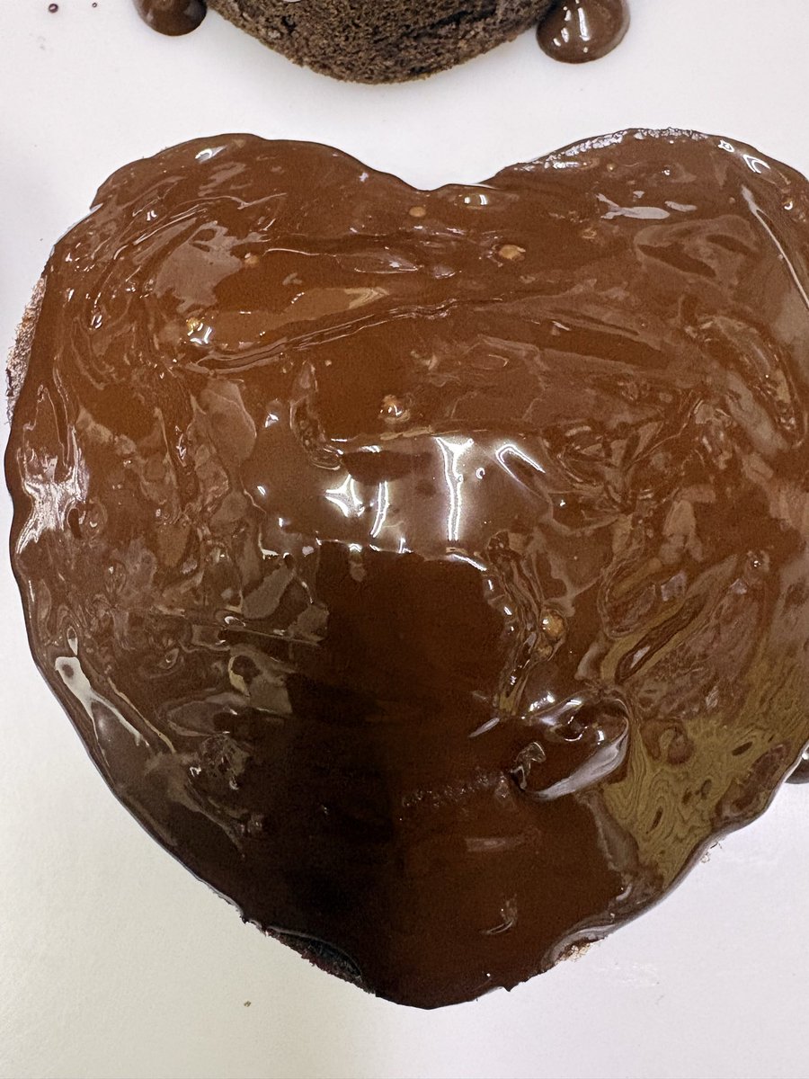 funakatuo's tweet photo. 幸せを運んでくれるチョコレートケーキですね。 https://t.co/zzCmQb7HiG