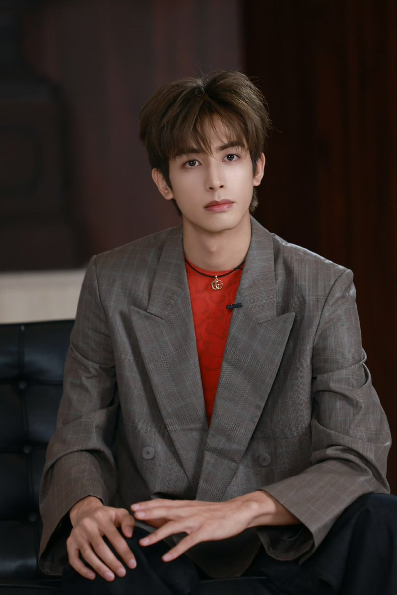 imimmimij's tweet photo. Why does his red look remind me so so much of CY😭 btw longlong dyed hair era is everything🤘🏻🤧 https://t.co/3unNEjQ1RP
