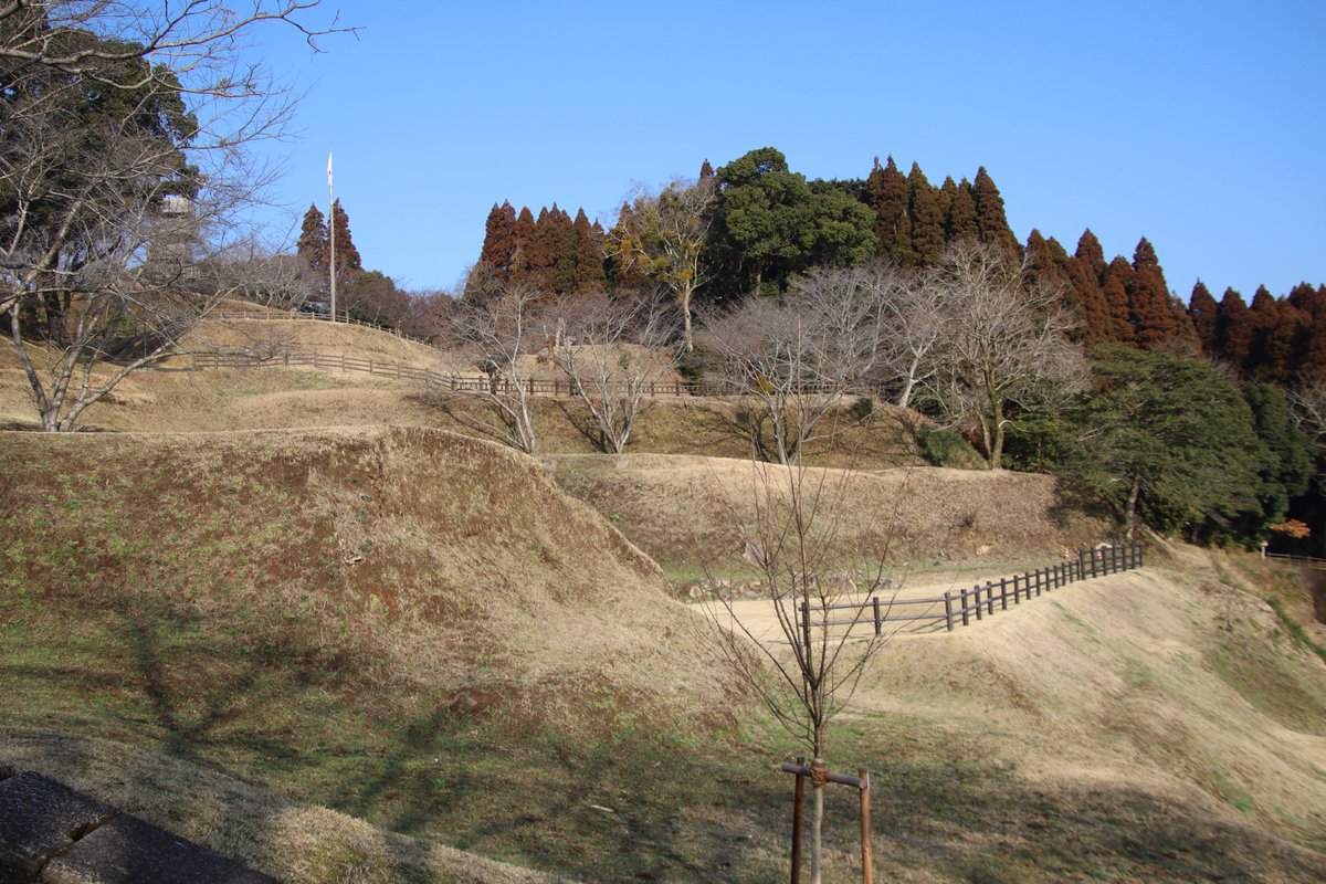 shngot1130's tweet photo. 鹿児島県日置市の一宇治城
2026年2月の訪城
現在は城山公園として各曲輪が整備されていますが公園化に伴い遺構がだいぶ破壊されています。元は伊集院氏の城でしたが後に島津貴久公がこの城を拠点として薩摩平定を進めました。 https://t.co/KLfdLxvPcs