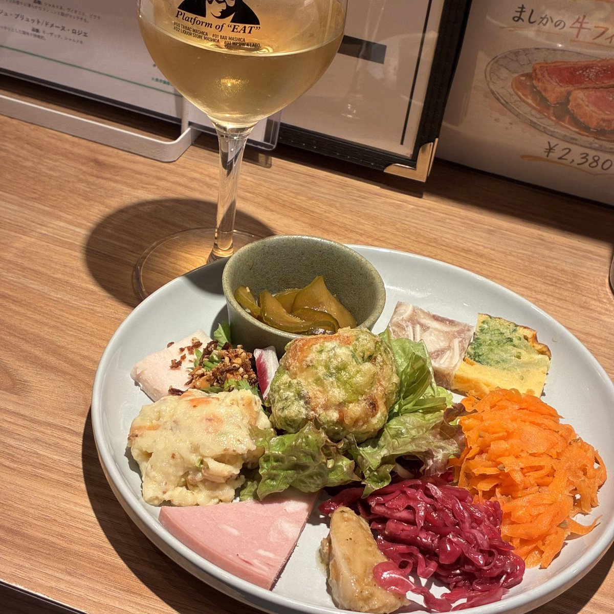 oki_katze's tweet photo. ガッツリ昼飲みで、お昼ご飯もどき！おつまみ盛り合わせとチーズケーキをうまうましました… https://t.co/bO4ts6fSdC