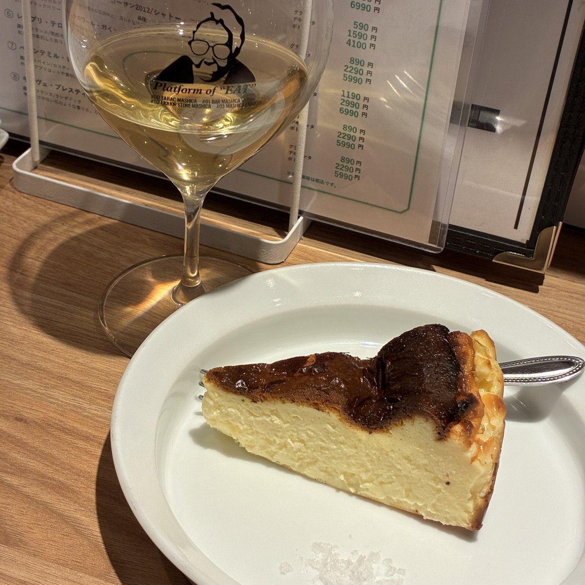 oki_katze's tweet photo. ガッツリ昼飲みで、お昼ご飯もどき！おつまみ盛り合わせとチーズケーキをうまうましました… https://t.co/bO4ts6fSdC