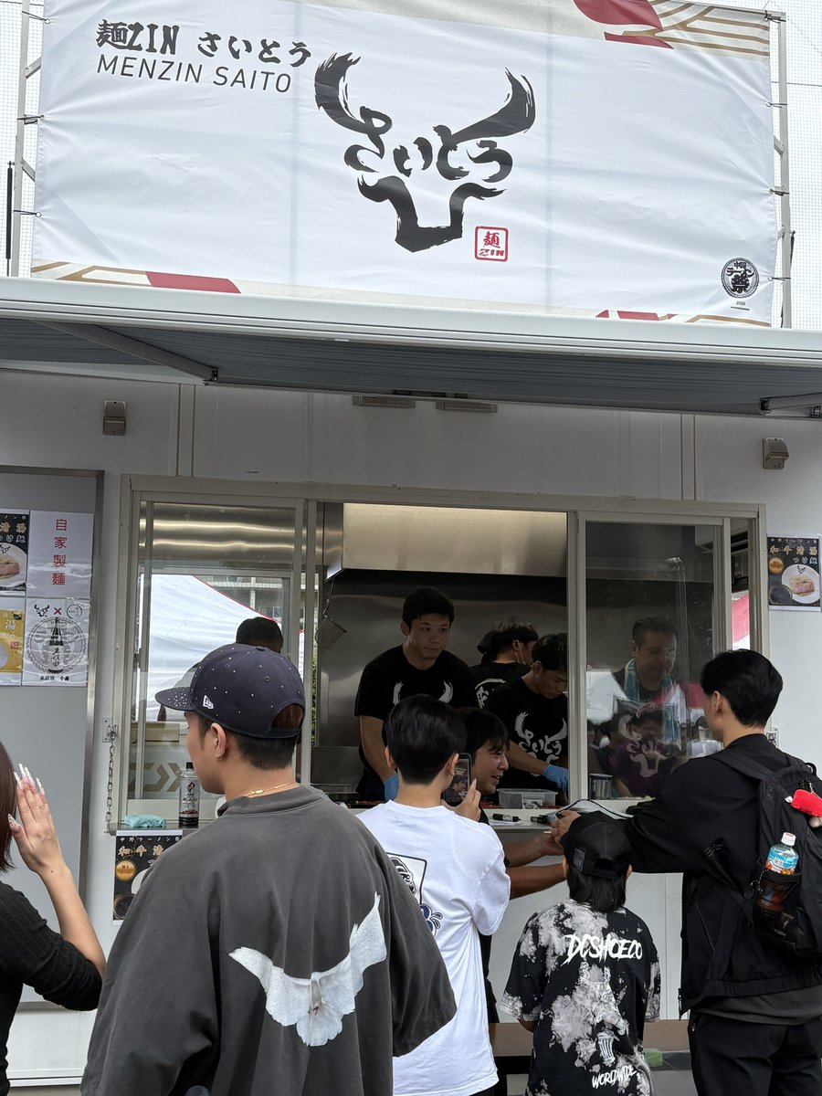 f37_No1's tweet photo. 中野ラーメン祭、ママと行ってきた🍜斎藤さんいて嬉しい🥺🌟試合お疲れ様でした✨️ https://t.co/rOvNAmZmmn