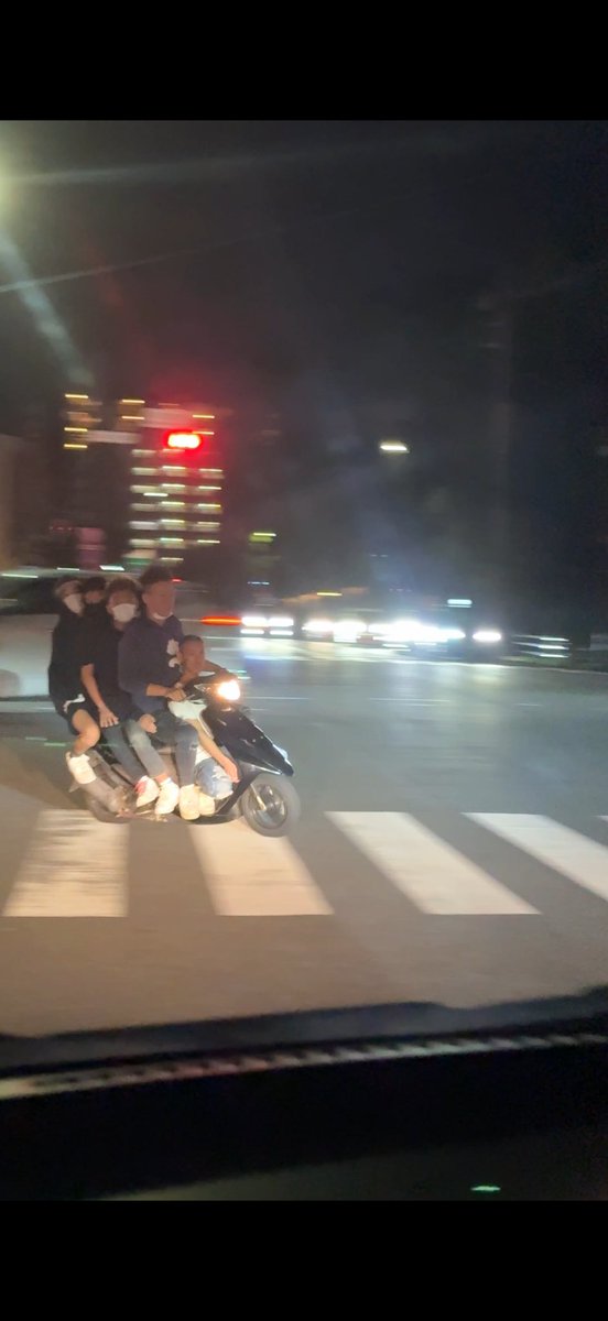 okd_mc51's tweet photo. 平塚で金夜に原付5人乗り見れてまじ神
日本は今日も平和です https://t.co/41GD8Hf57F