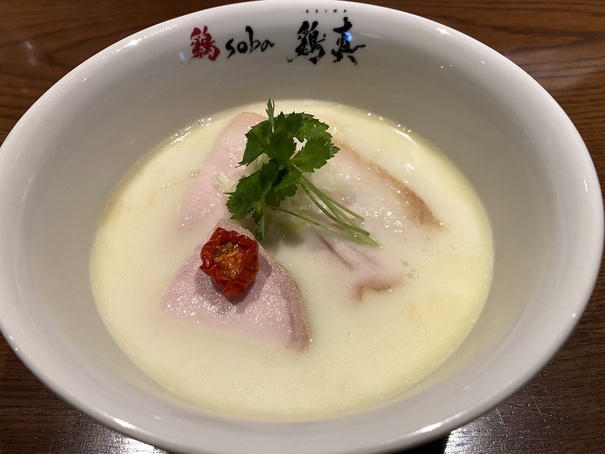 sasamaru1's tweet photo. 鶏白湯 旨塩1290円@「鶏真」広島市
こちらも初訪w
うん、メッチャ旨！
サラッとした鶏白湯だが、クリーミーで旨味たっぷり。
合わせるのは柔めに茹でた極細に近い麺だが、スープに埋没しない存在感あり。
薫香漂う脂身の多い薄手のモモに加え、脂の少ない厚手のモモと、2種の叉焼が載ってるのも面白い https://t.co/nOqh4lASyZ