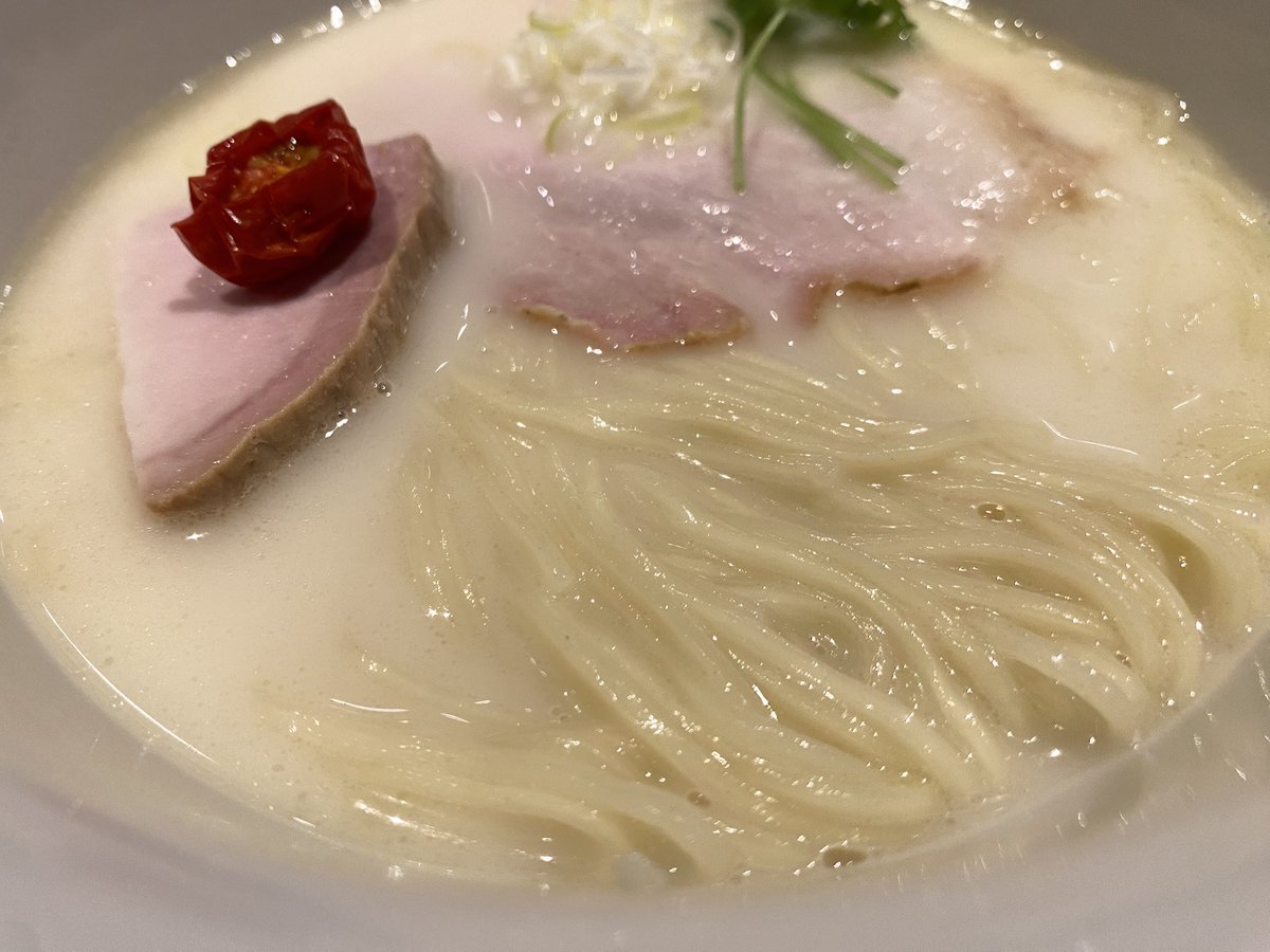 sasamaru1's tweet photo. 鶏白湯 旨塩1290円@「鶏真」広島市
こちらも初訪w
うん、メッチャ旨！
サラッとした鶏白湯だが、クリーミーで旨味たっぷり。
合わせるのは柔めに茹でた極細に近い麺だが、スープに埋没しない存在感あり。
薫香漂う脂身の多い薄手のモモに加え、脂の少ない厚手のモモと、2種の叉焼が載ってるのも面白い https://t.co/nOqh4lASyZ