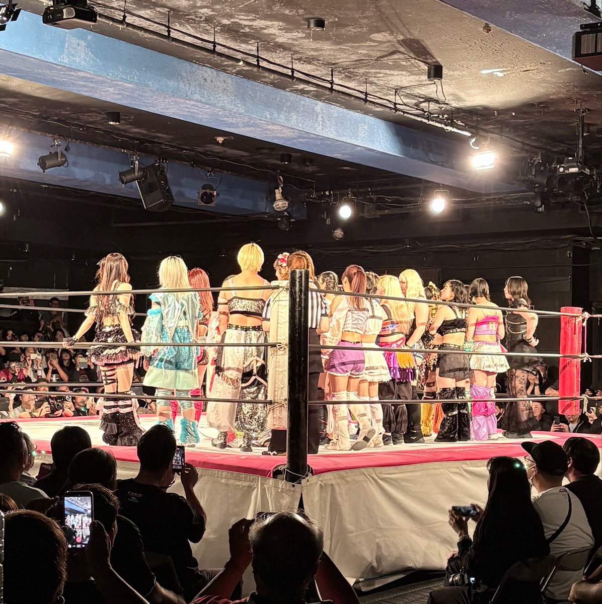 345m's tweet photo. 東京女子プロレスが初めて新宿FACEで大会を開催してから11年。こんなに仲間も増えました。デビューしたり、引退したり、引退を撤回したり、たくさんのプロレスラーの思い出がここに。
アイスも自販機もあって、海外のお客さんにも優しいスタッフがいて、控室の鏡が大きくて便利な新宿FACE！
 #tjpw https://t.co/Jvmg3INpOh