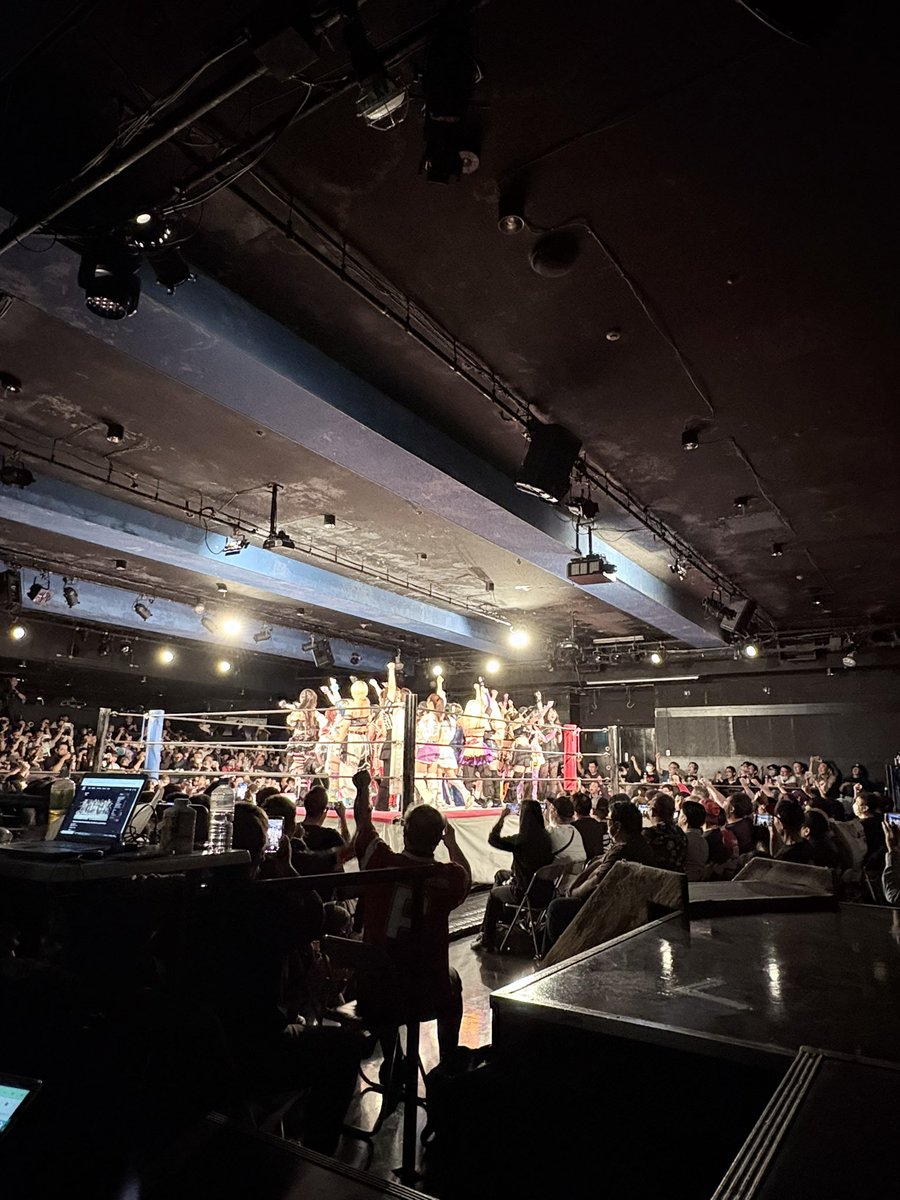 345m's tweet photo. 東京女子プロレスが初めて新宿FACEで大会を開催してから11年。こんなに仲間も増えました。デビューしたり、引退したり、引退を撤回したり、たくさんのプロレスラーの思い出がここに。
アイスも自販機もあって、海外のお客さんにも優しいスタッフがいて、控室の鏡が大きくて便利な新宿FACE！
 #tjpw https://t.co/Jvmg3INpOh