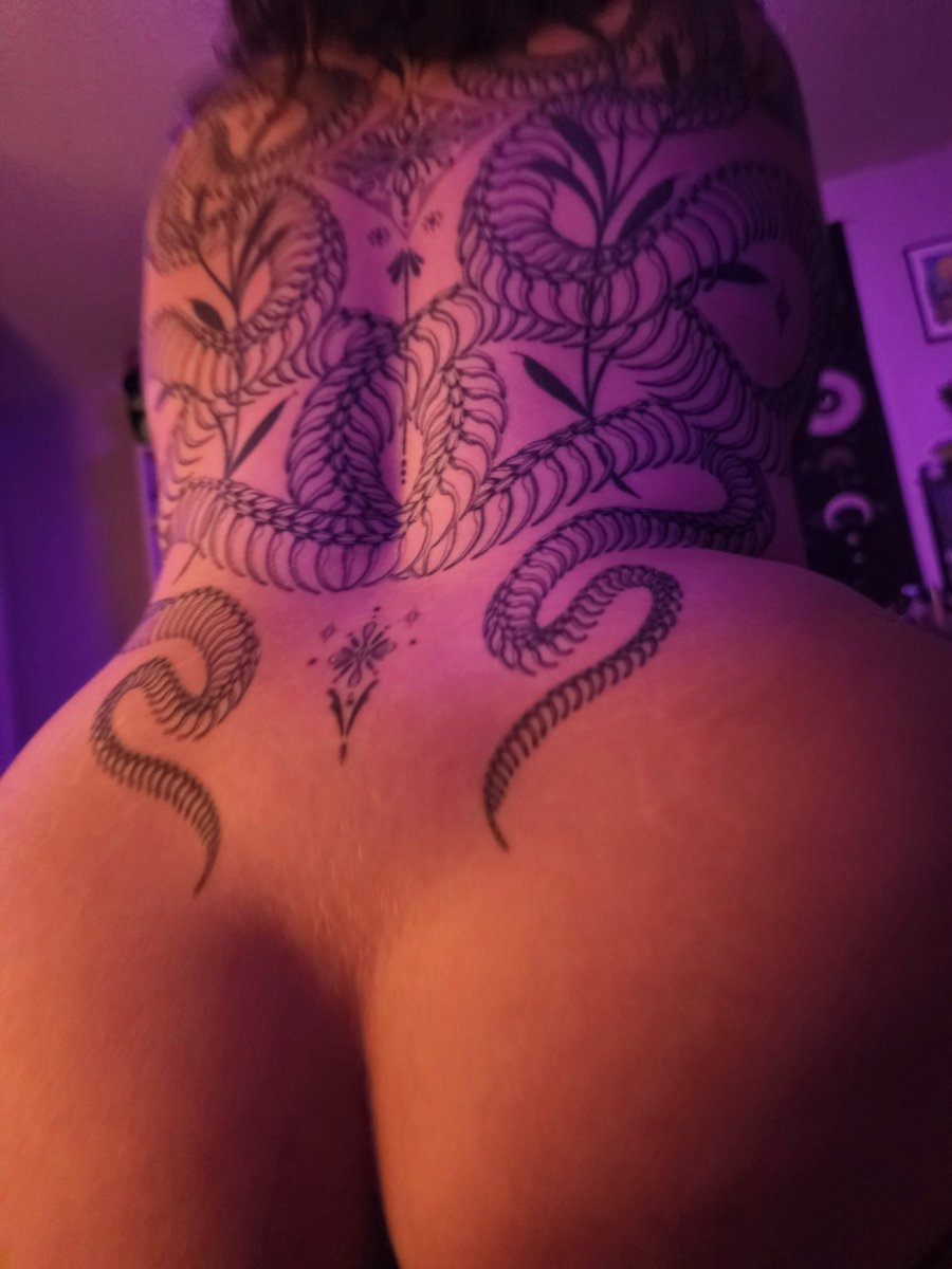 Korinskok's tweet photo. Getting ready for October 1... 😈 @essenceofkorin https://t.co/eIHPxzxB8Q