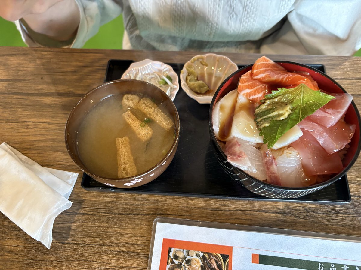 tmhy2013's tweet photo. ランチ、奥さんと貝塚市水間観音駅前の「きしょうや」さんに行ってきたよ😋サーモンユッケ丼サーモン大好き美味しい🤤　
奥さん海鮮丼食べたよ😋どちらも1080円です。
次は特選海鮮丼食べたいなぁ😅

#貝塚市水間
#きしょうや
#海鮮丼 https://t.co/iurNZssq0b